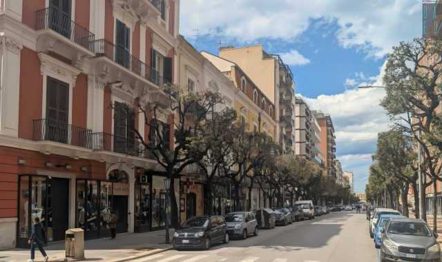 Bari, un giro su corso Cavour: nostalgica via dello shopping rimasta uguale a se stessa